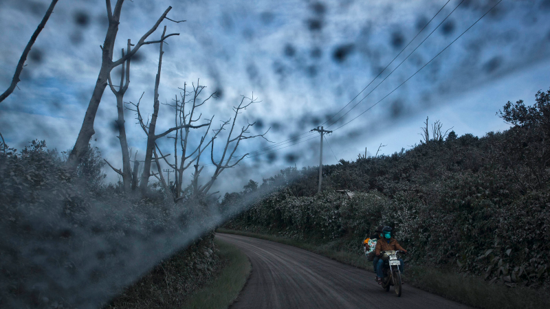 Illustration for article titled Rocks rain over Sumatra as terrible volcano keeps erupting